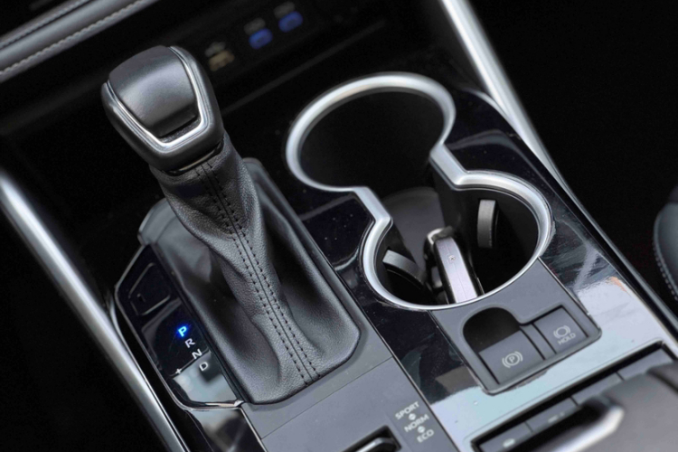 丰田 汉兰达 2022款 双擎 2.5L 两驱尊贵版 7座中控内饰7005