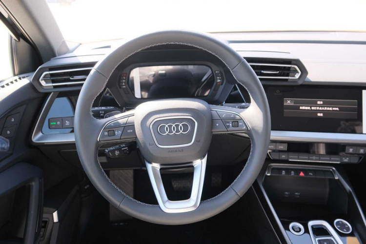 奥迪A3 2025款 A3L Limousine 35TFSI 飞驰尊享型中控内饰7002