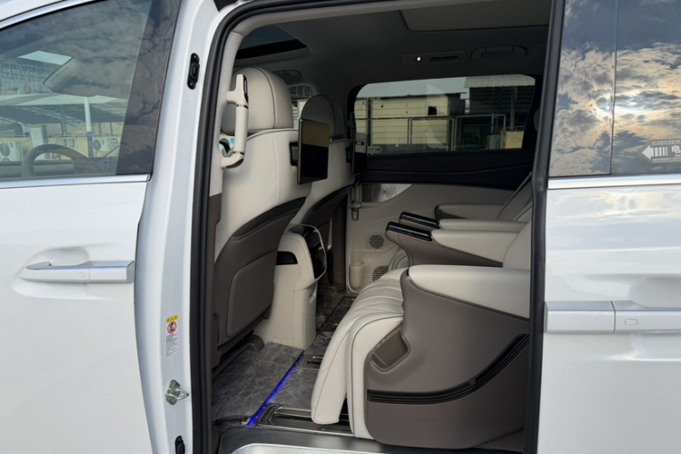 腾势D9 2022款 DM-i 970 四驱尊荣型中控内饰7012