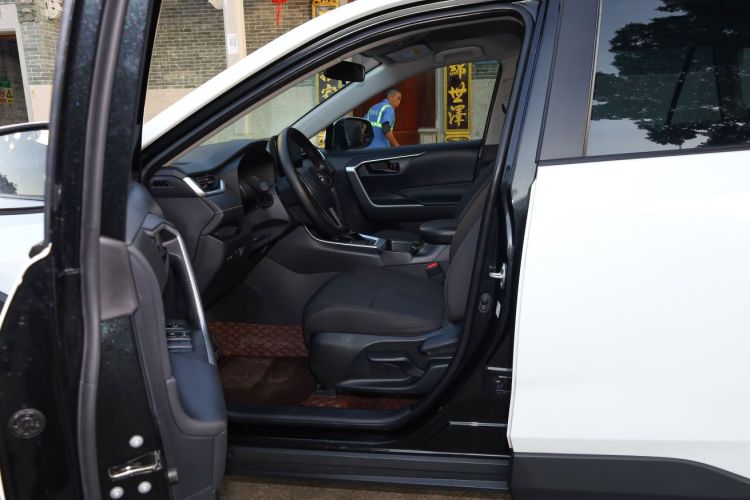 丰田 RAV4荣放 2023款 2.0L CVT两驱都市版中控内饰7011