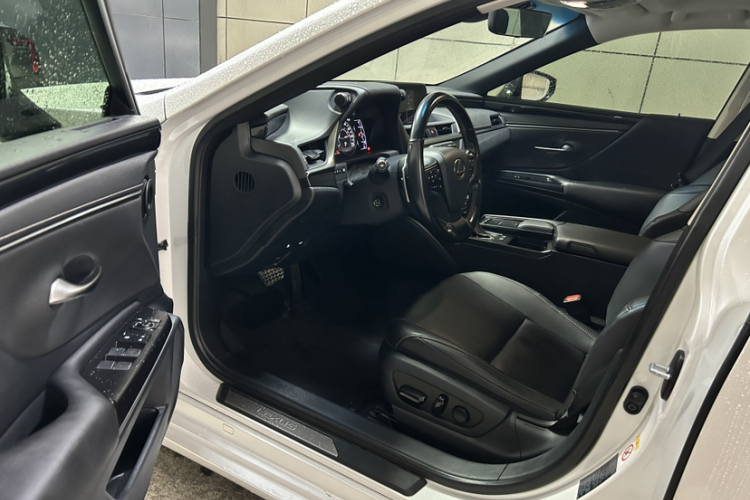 雷克萨斯ES 2018款 200 卓越版 国V中控内饰7004