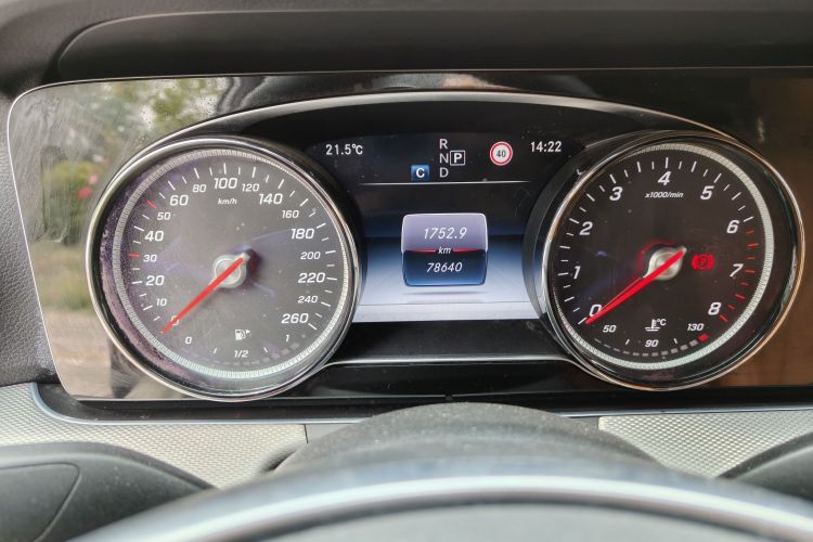 奔驰E级 2017款 E 300 运动型中控内饰15