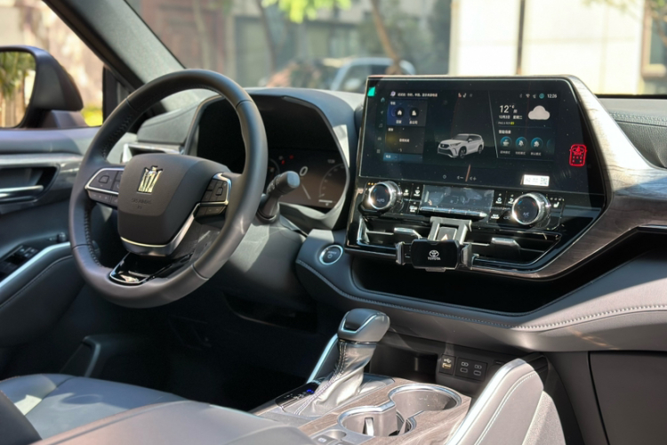 丰田 皇冠陆放 2024款 2.5L HEV四驱尊贵版中控内饰7008