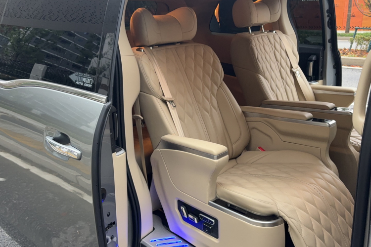 别克GL8 2022款 陆上公务舱 652T 智慧尊贵型中控内饰7003