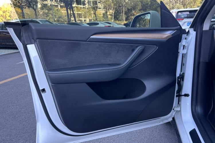 特斯拉 Model Y 2022款 后轮驱动版中控内饰7007