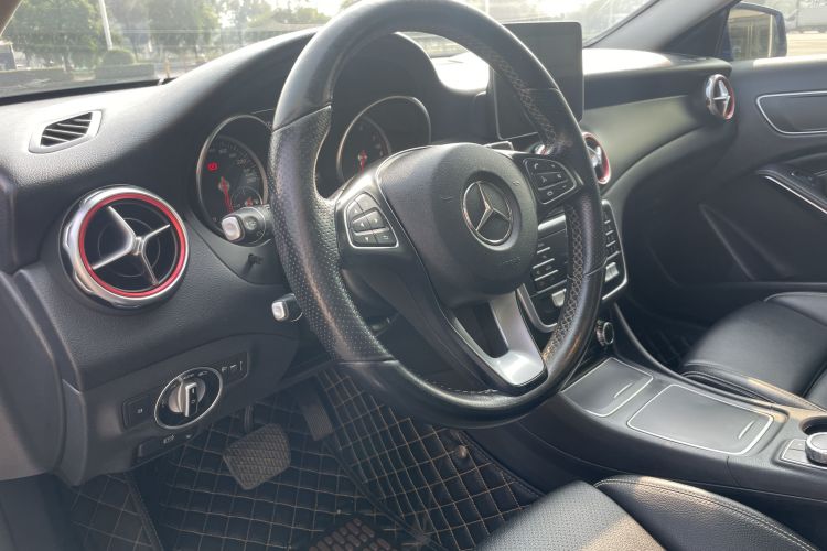 奔驰GLA 2018款 GLA 200 动感型中控内饰7011