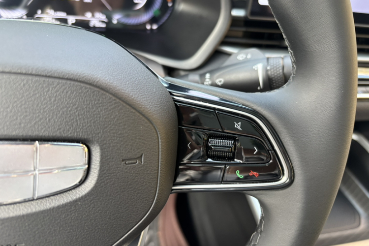 吉利汽车 帝豪 2025款 第4代 1.5L CVT尊贵型中控内饰7010