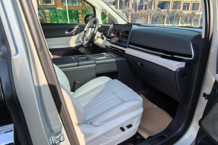 岚图汽车 岚图梦想家 2025款 PHEV 四驱旗舰乾崑版局部细节41