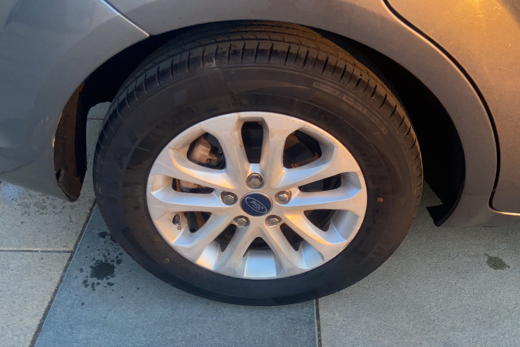 福特 福克斯 2013款 三厢经典 1.8L 手动基本型车身外观6009