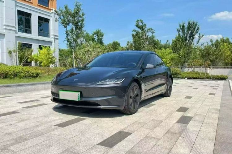 特斯拉 Model 3 2025款 后轮驱动版车身外观1