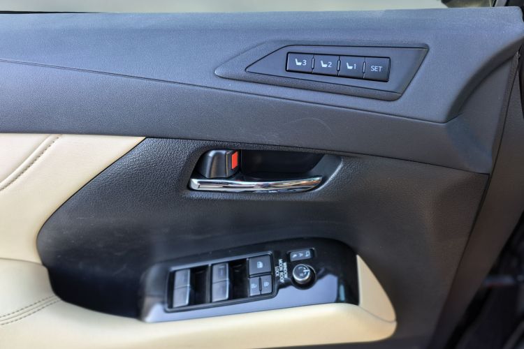 丰田 威尔法 2021款 皇冠 双擎 2.5L HV至尊版局部细节9009