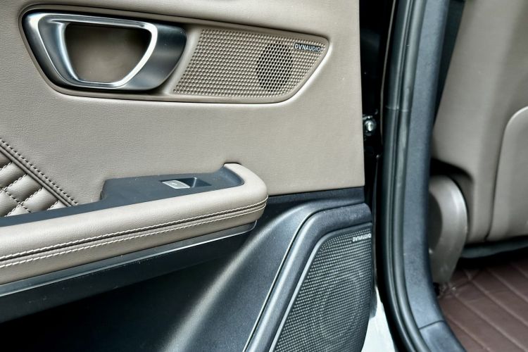 比亚迪 汉 2022款 EV 创世版 715KM前驱旗舰型中控内饰7011