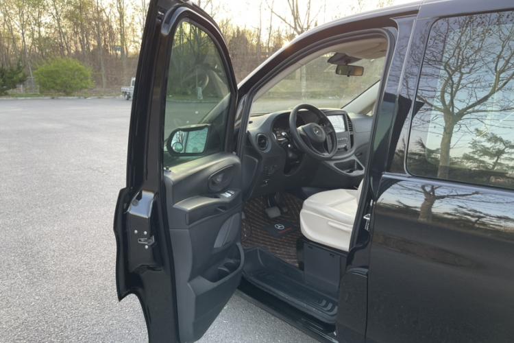 奔驰 威霆 2020款 2.0T 精英版 9座局部细节16