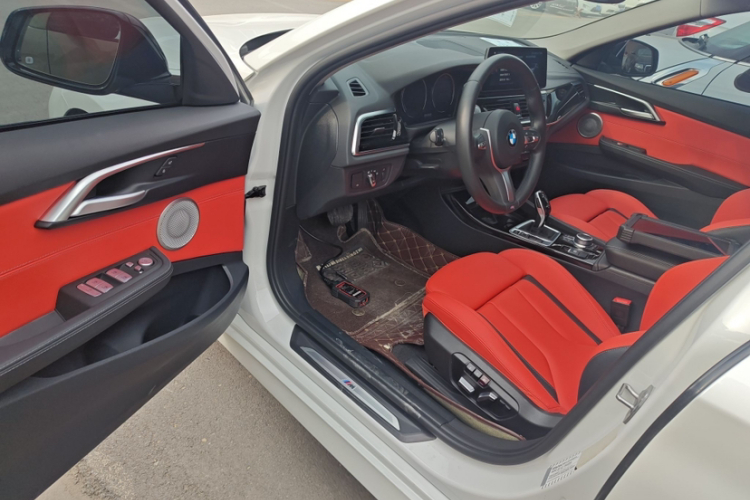 宝马1系 2022款 125i M运动曜夜版中控内饰7006