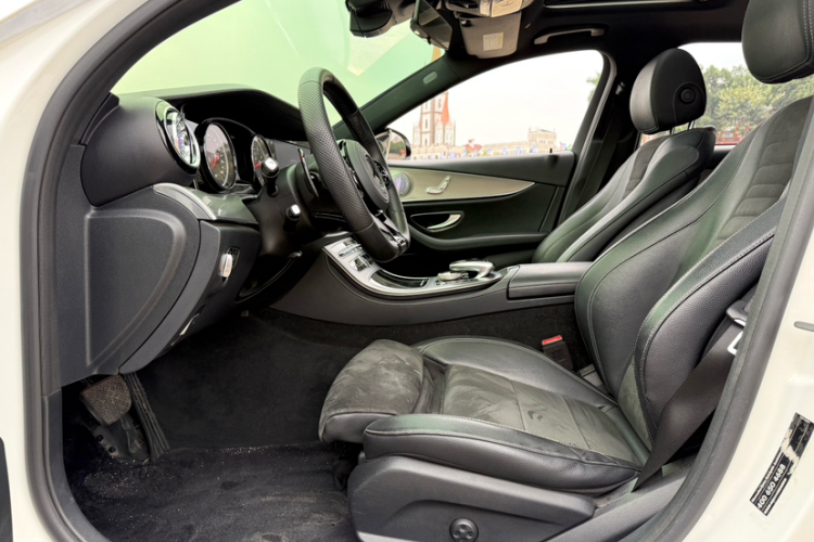 奔驰E级 2017款 E 200 运动型中控内饰7001