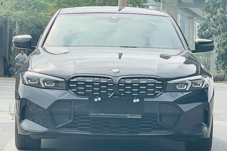 宝马3系 2024款 325i M运动曜夜套装车身外观6008