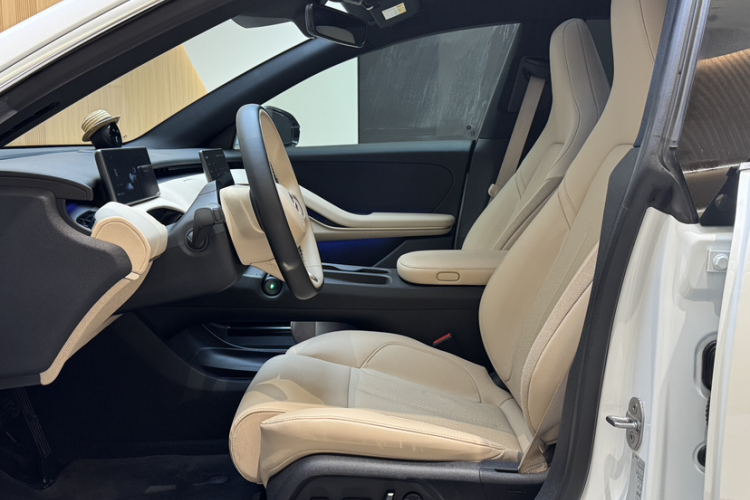 蔚来ET5 2022款 75kWh中控内饰7010