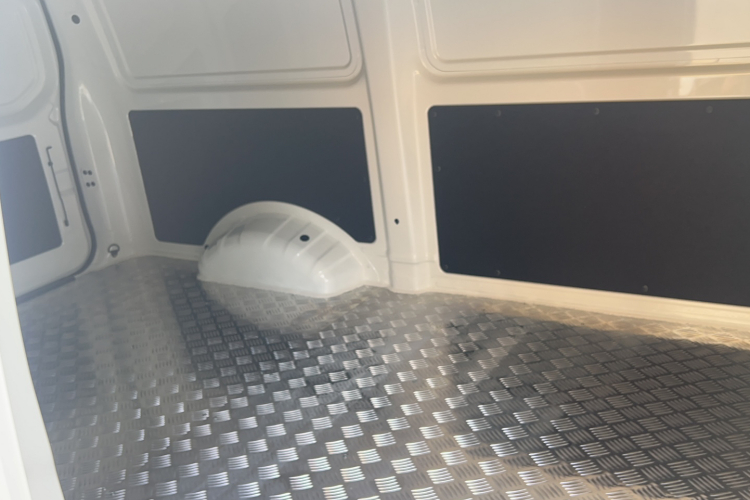 长安凯程 长安睿行EM80 2025款 货运版 舒适型 2座 300km 对开门中控内饰7001