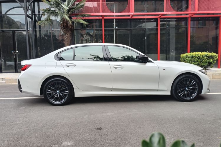 宝马3系 2024款 325Li M运动曜夜套装车身外观6008