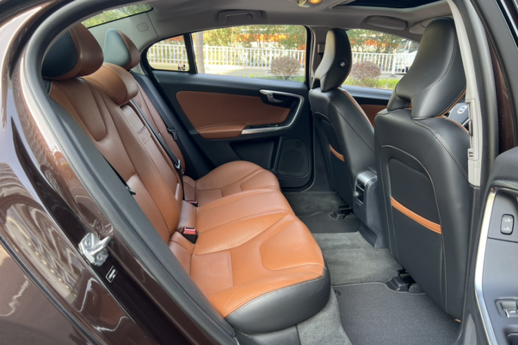 沃尔沃S60 2018款 S60L T3 智进版中控内饰7002