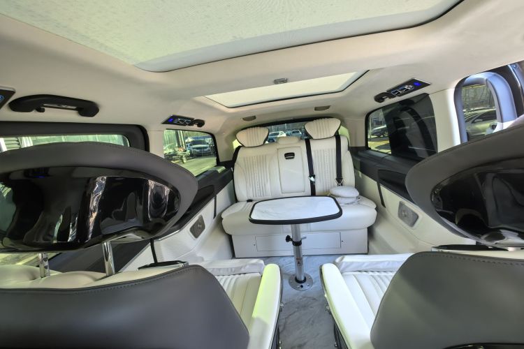 奔驰V级 2024款 V 300 L 长轴距尊贵版中控内饰7001