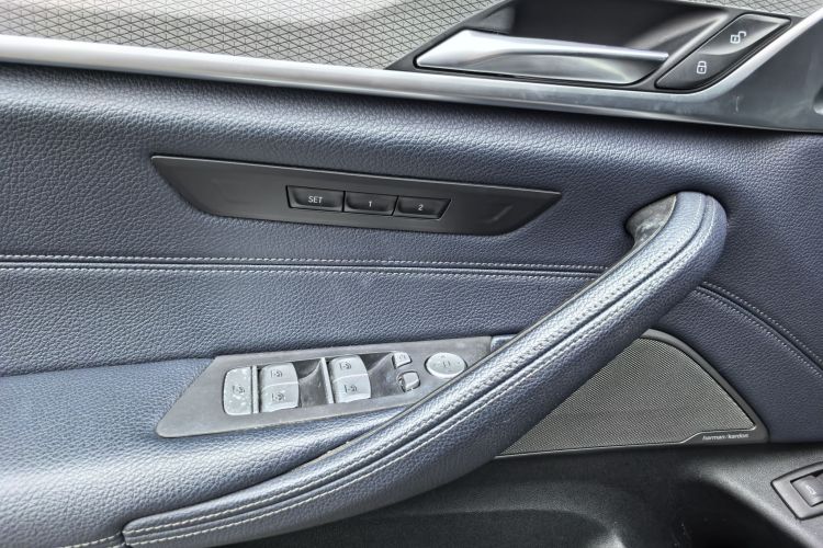 宝马5系(进口) 2020款 530i 风尚版 M运动套装中控内饰7003