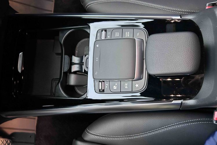 奔驰B级 2022款 改款 B 200 动感型中控内饰7011