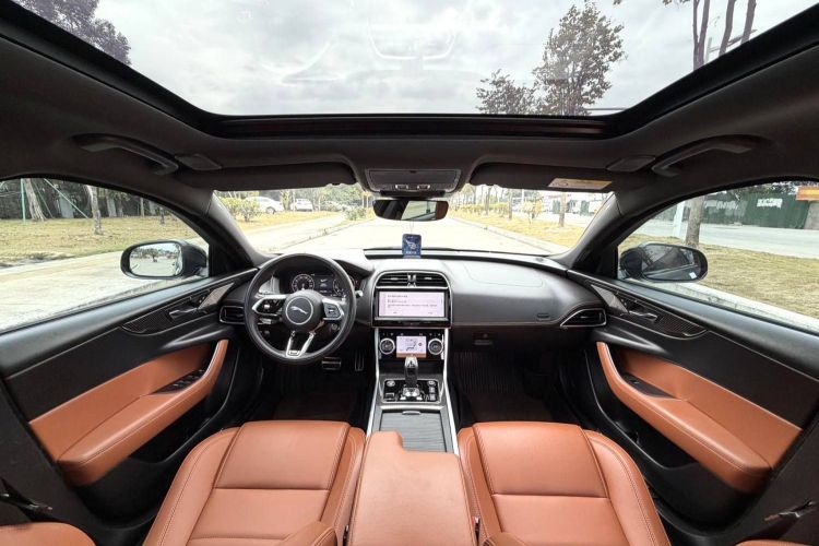 捷豹XEL 2024款 2.0T 250PS R-DYNAMIC S耀黑运动版中控内饰7004