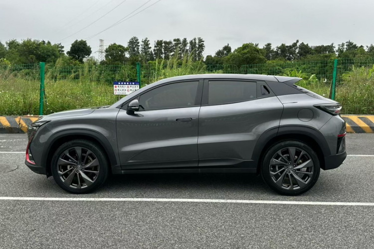 长安UNI-T 2020款 1.5T 尊贵型车身外观6005