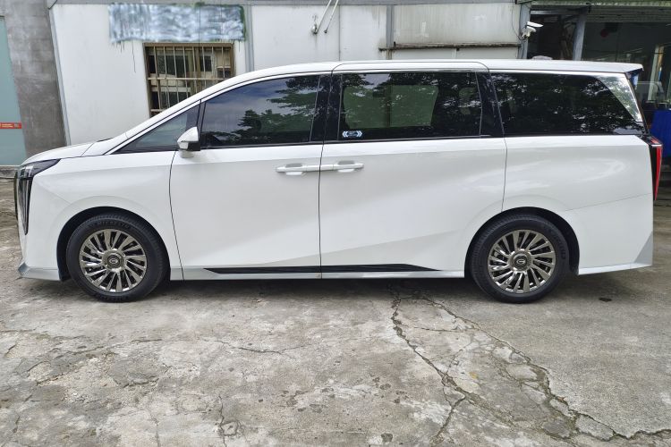 广汽传祺 传祺M8 2023款 宗师系列 双擎 御尊版车身外观6003