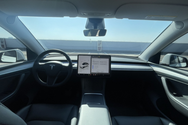 特斯拉 Model Y 2023款 长续航全轮驱动版中控内饰7001