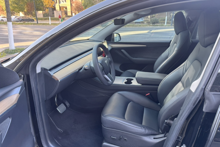 特斯拉 Model Y 2022款 后轮驱动版中控内饰7001