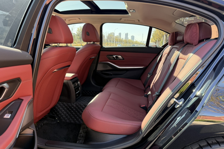 宝马3系 2025款 325Li M运动套装中控内饰7005