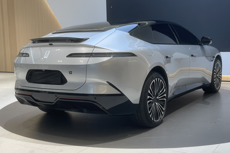 阿维塔12 2025款 Ultra增程版车身外观6008