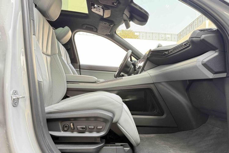 蔚来ES8 2020款 580KM 签名版 六座版中控内饰7003