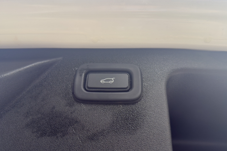 路虎 发现运动版 2020款 249PS R-Dynamic 性能科技版 7座中控内饰7009