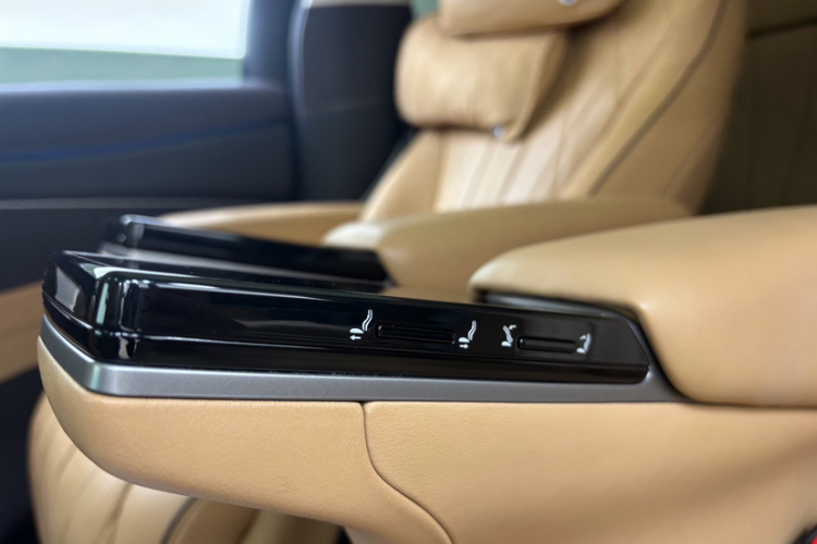 腾势D9 2024款 DM-i 980 四驱尊荣型中控内饰7014