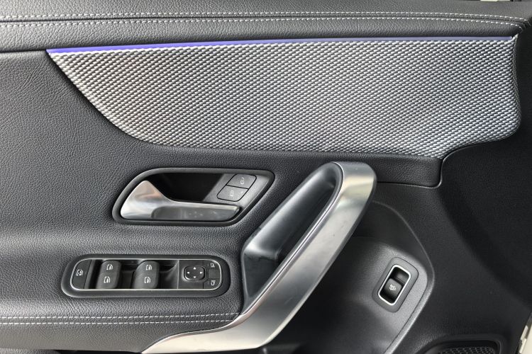 奔驰A级 2020款 改款二 A 180 L 运动轿车中控内饰7008