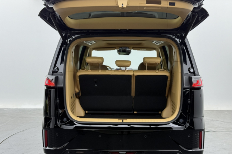 岚图汽车 岚图梦想家 2025款 PHEV 四驱卓越乾崑版中控内饰7005