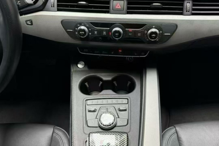 奥迪A4L 2019款 40 TFSI 进取型 国VI中控内饰7002