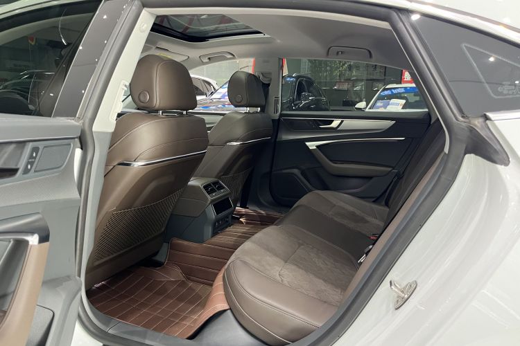 奥迪A7L 2024款 45TFSI quattro S-line 见远型 流晶套装中控内饰7004