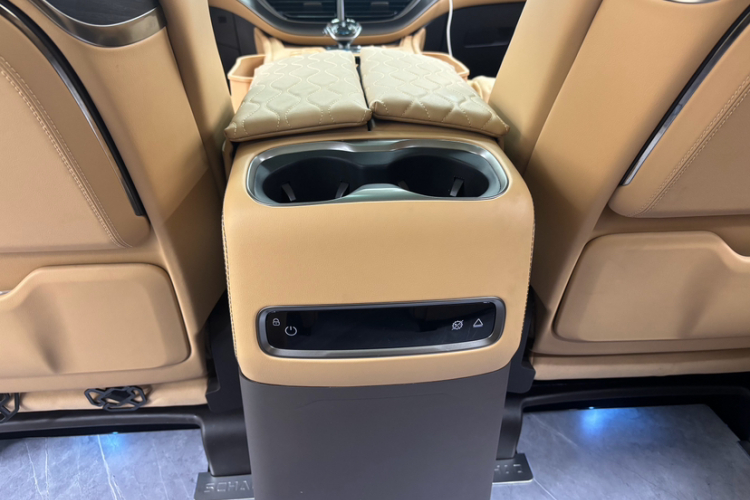 腾势D9 2024款 DM-i 980 四驱尊荣型中控内饰7012