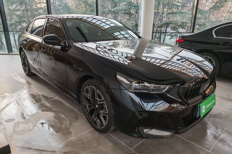 宝马5系 2026款 530Li 尊享型 M运动套装车身外观6006