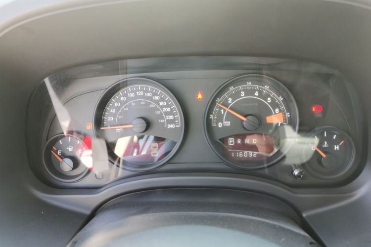 Jeep 指南者(进口) 2014款 改款 2.0L 两驱进取版中控内饰15