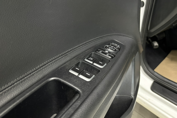 起亚K4 2014款 1.8L 自动DLX中控内饰7010