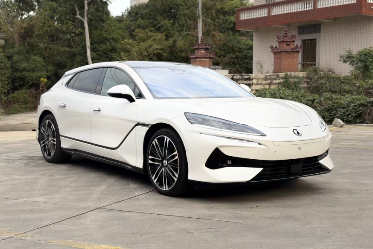 腾势Z9GT 2024款 1100四驱Ultra版车身外观6006