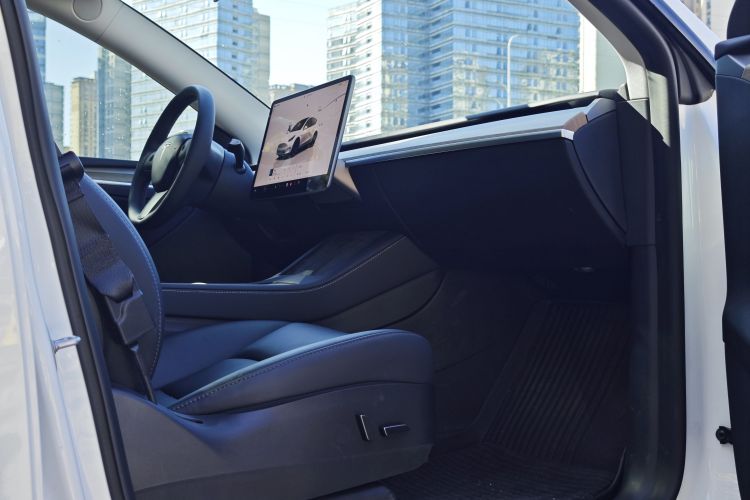 特斯拉 Model Y 2022款 改款 长续航全轮驱动版中控内饰7002