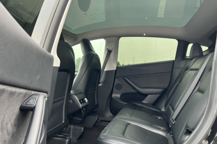 特斯拉 Model Y 2022款 后轮驱动版中控内饰7001