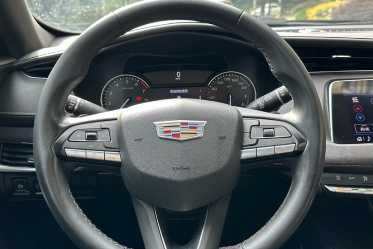 凯迪拉克XT4 2022款 28T 两驱风尚型中控内饰7002