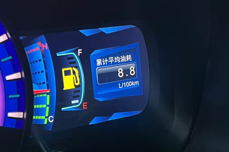 比亚迪M6 2015款 2.4L 自动尊贵版中控内饰7009